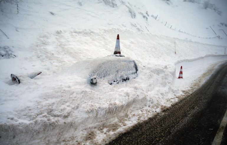 Vehículo cubierto de nieve en el pueblo de Pajares (N-630).