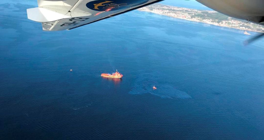 Vista de la macha de fuel del tamaño de unos 15 campos de fútbol detectada ayer en la ría de Arousa por el avión de Sasemar 102 cuando se encontraba en fase de reconocimiento.