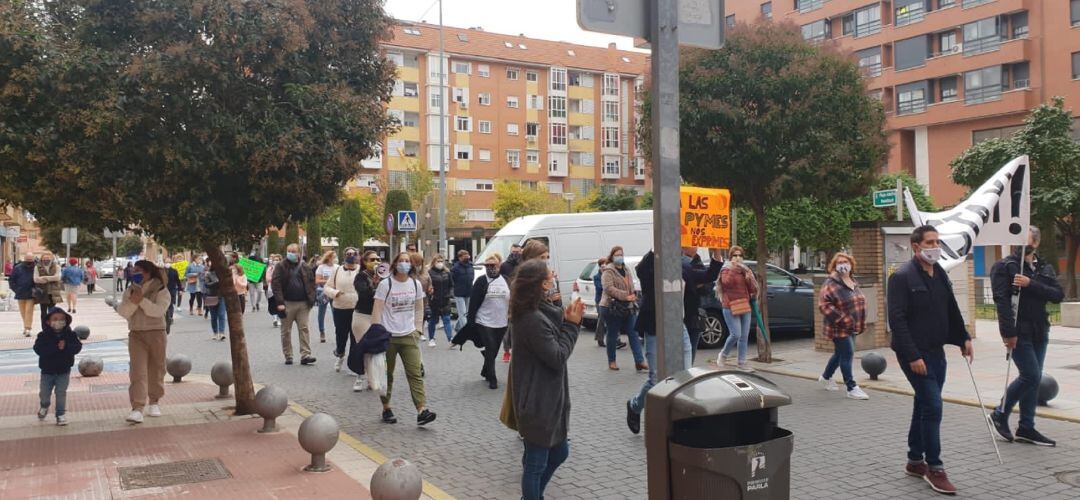 Un grupo de comerciantes se ha manifestado por las calles de Parla