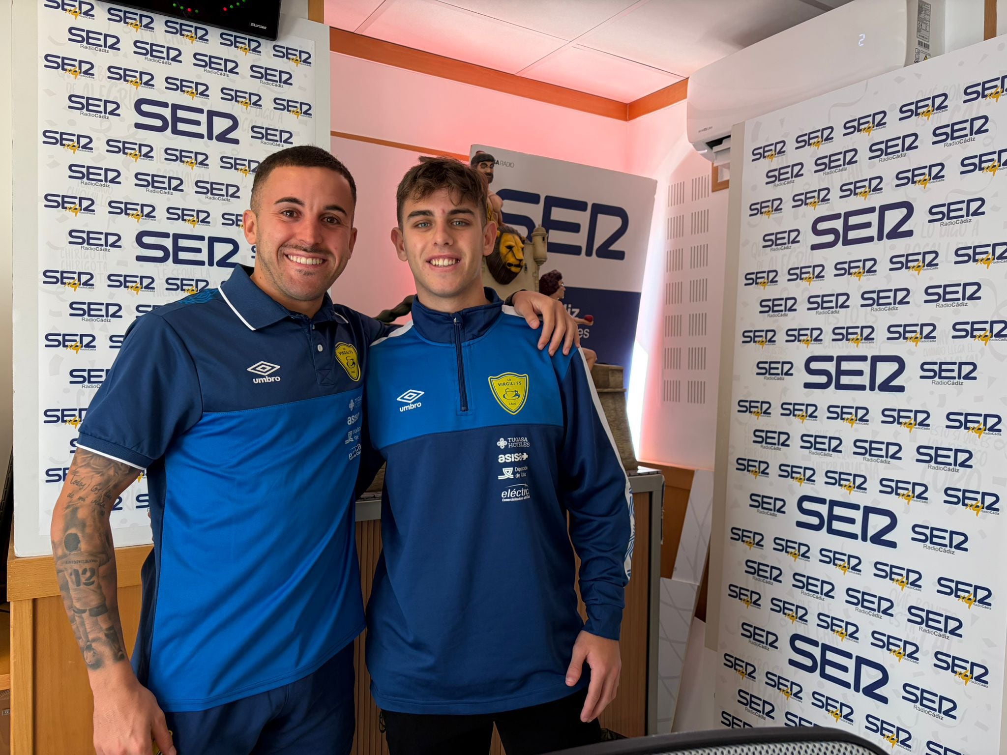 Andresito y Óscar Lojo en la redacción de Radio Cádiz.