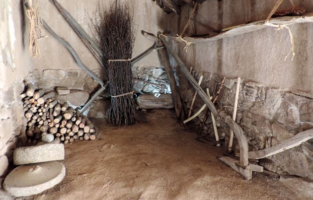 Interior de una de las viviendas vettonas recreadas dentro del castro de El Raso