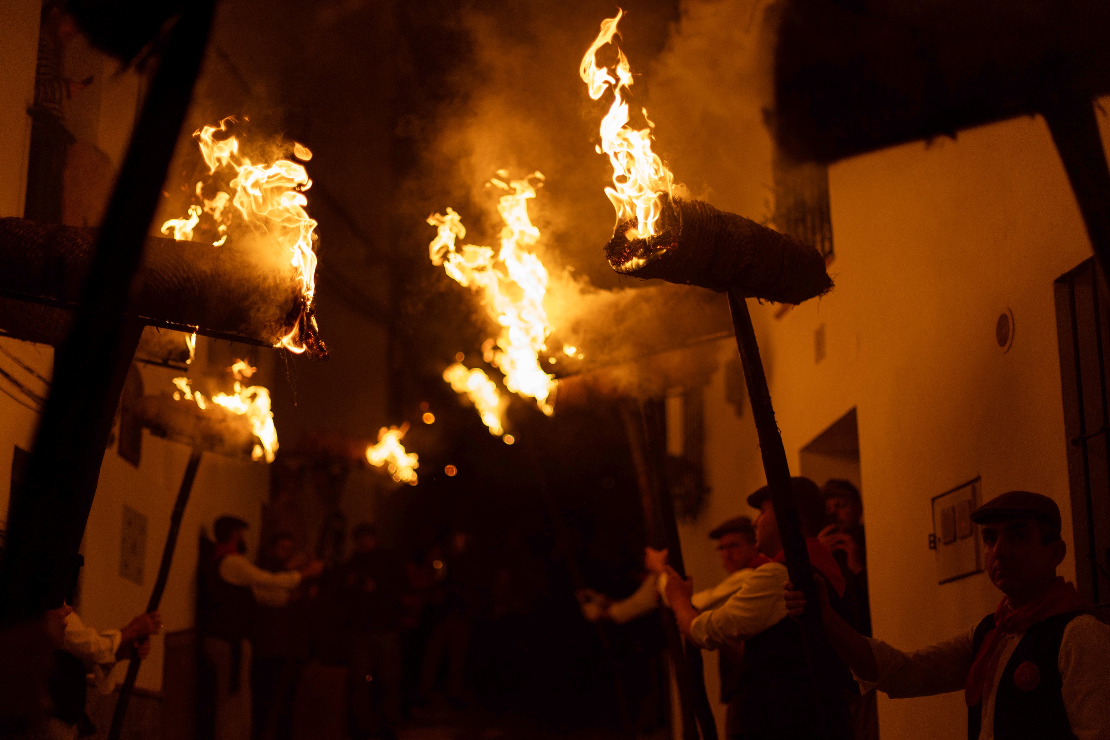 AME5152. CASARABONELA (ESPAÑA), 12/12/2024.- Personas participan en la celebración de la fiesta de los Rondeles, este jueves en Casarabonela, en la Sierra de las Nieves de Málaga (España). EFE/ Jorge Zapata
