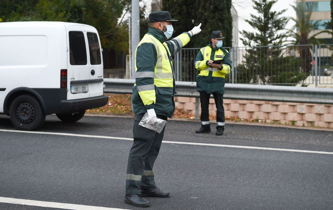 Agentes de la Guardia Civil en un control policial
