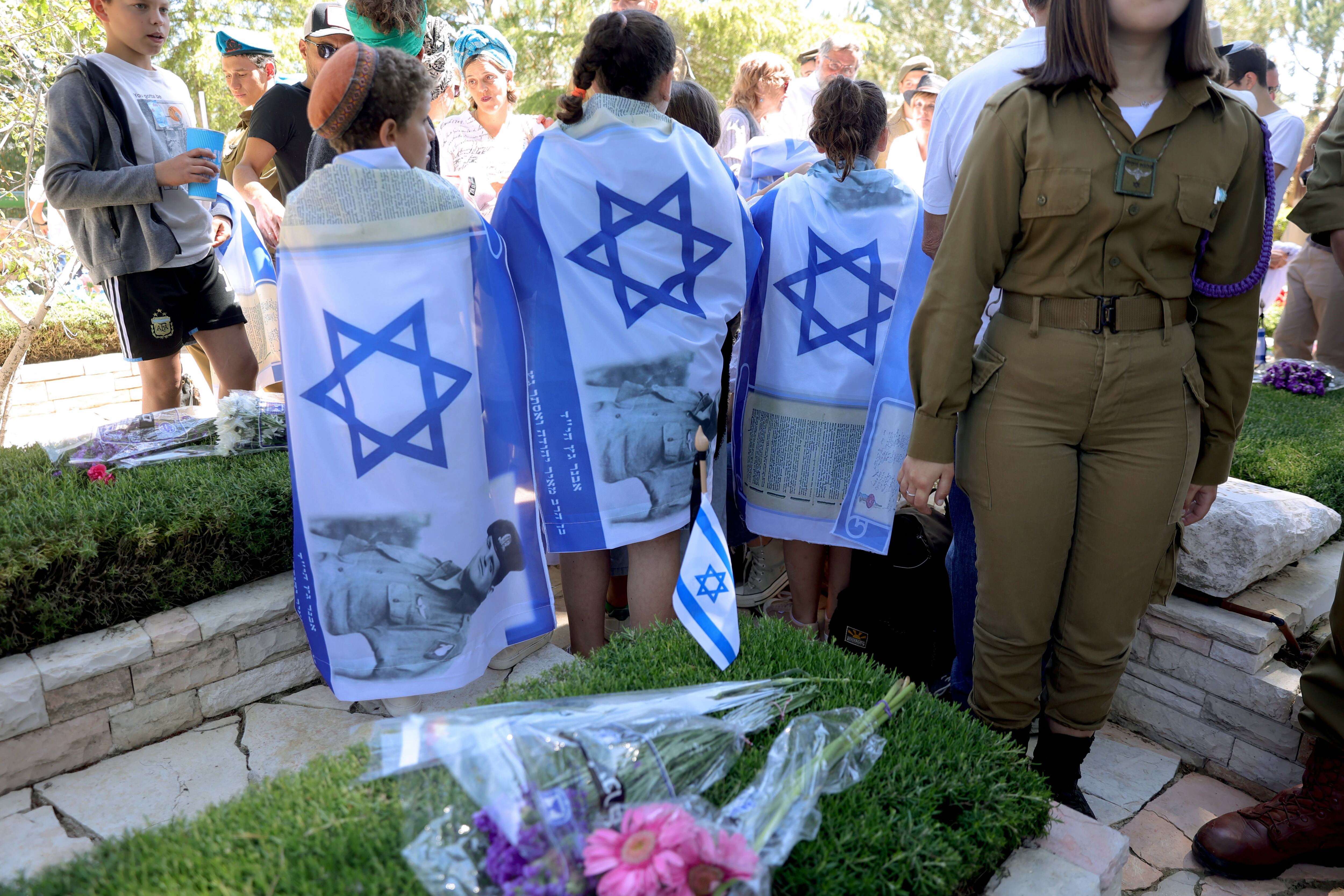 Familiares de soldados israelíes celebran el Día de los Caídos, la víspera del Día de la Independencia de Israel