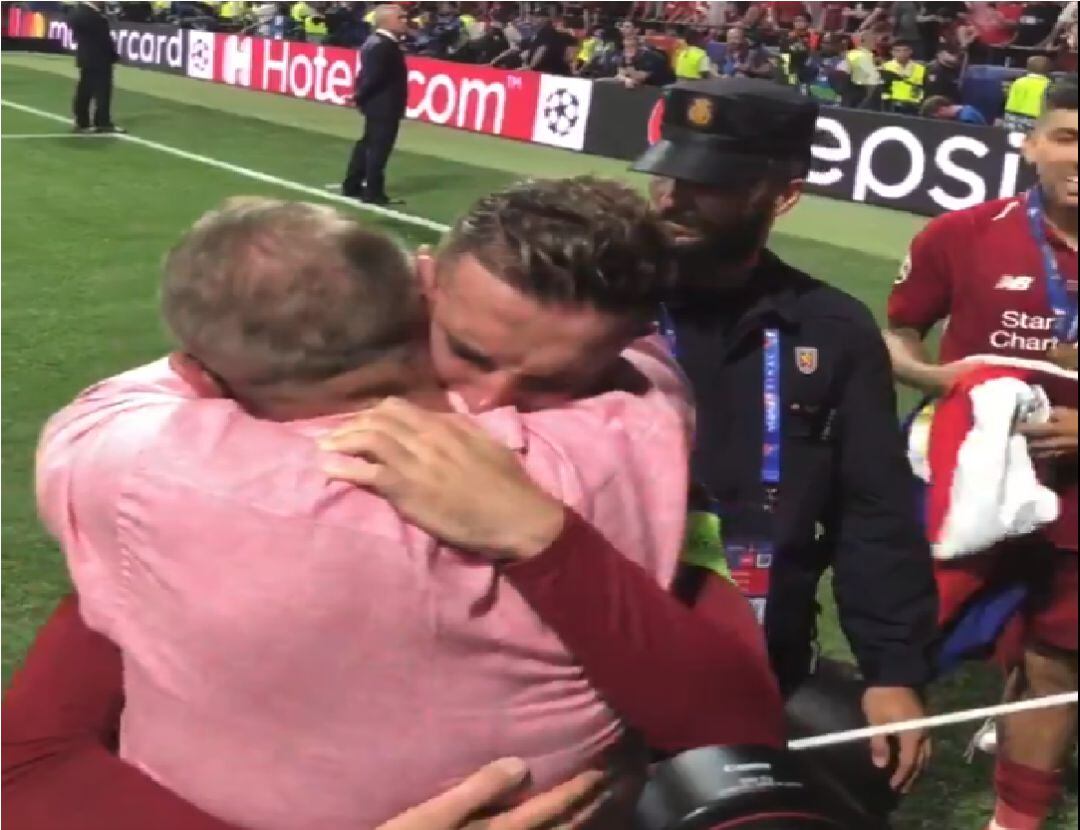 Henderson abraza a su padre tras la final