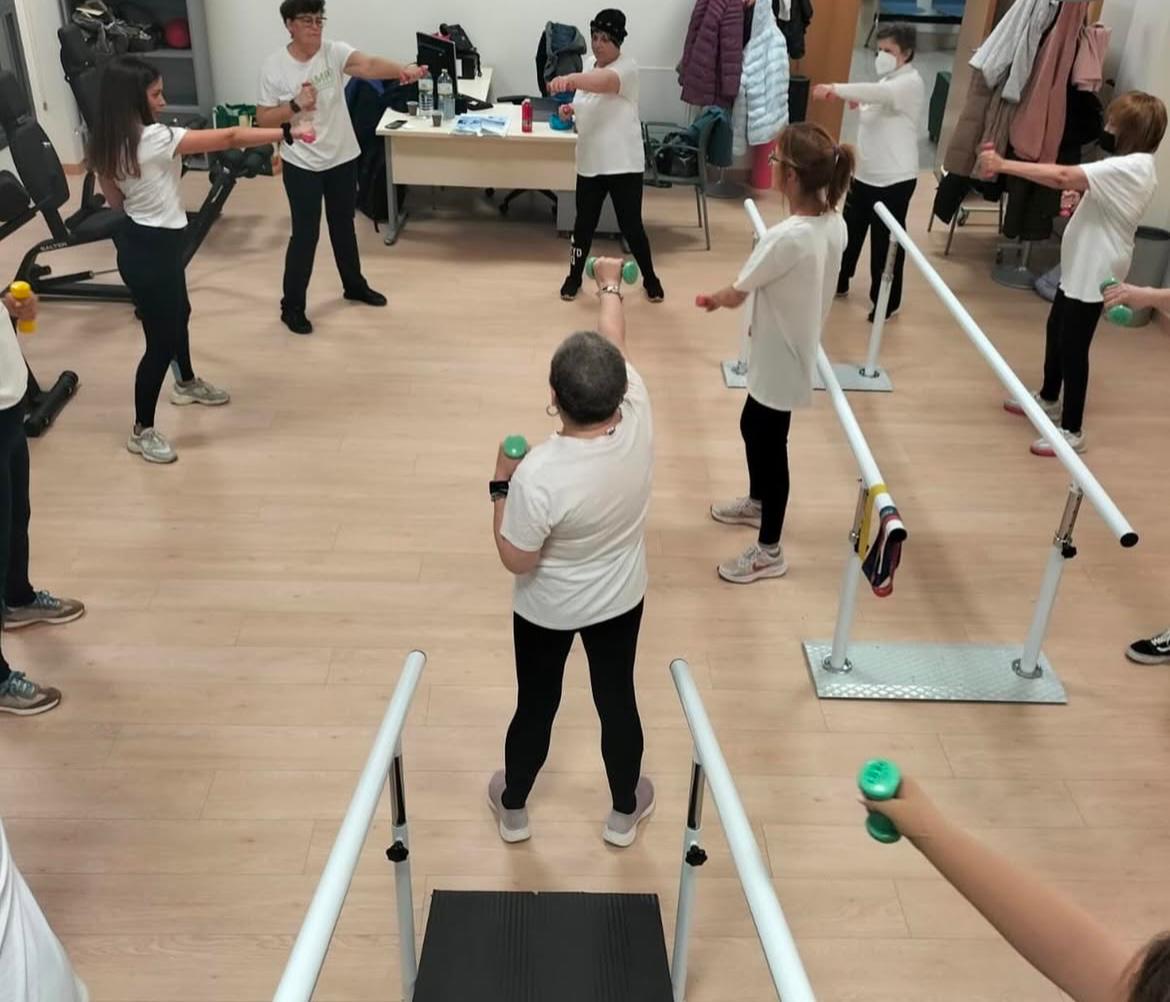 Sesión de gimnasia terapéutica impartida por voluntarios de SAMPO. Imagen de SAMPO.