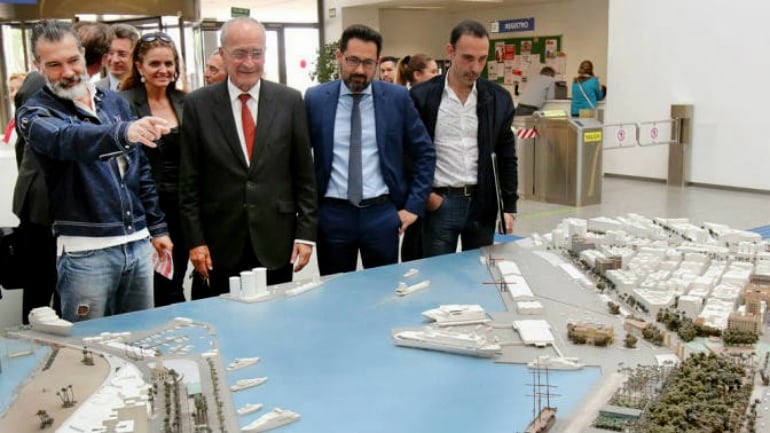 Antonio Banderas junto al alcalde de Málaga, Francisco de la Torre, durante la presentación del concurso de ideas en la gerencia de Urbanismo.