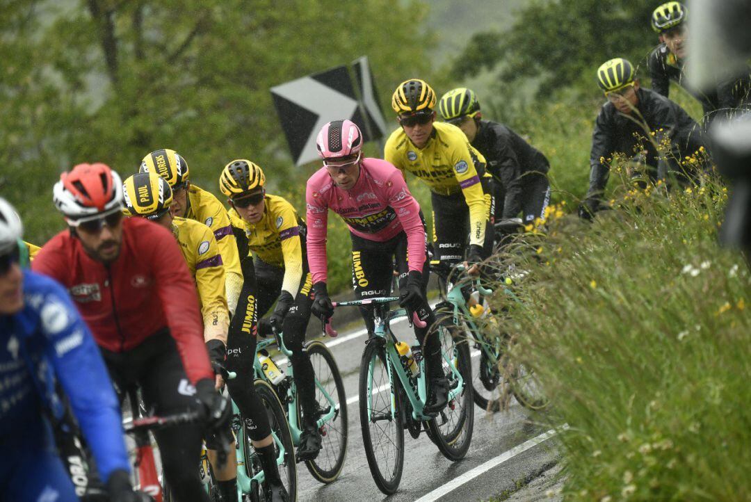 El pelotón durante la segunda etapa con Roglic con la maglia rosa