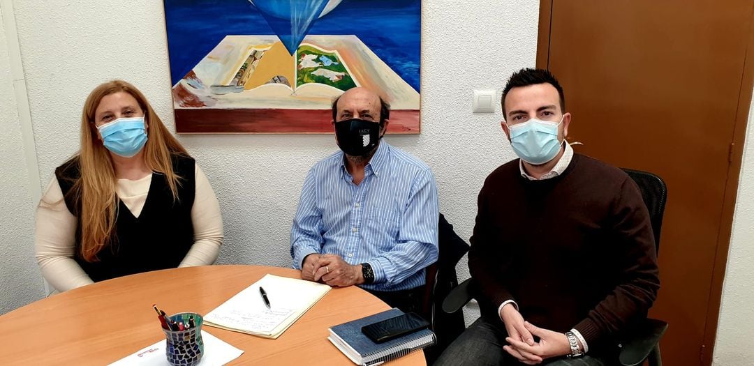 El edil de Deportes de Elda, Fernando Gómez (D) con el presidente y la delegada provincial de la FACV