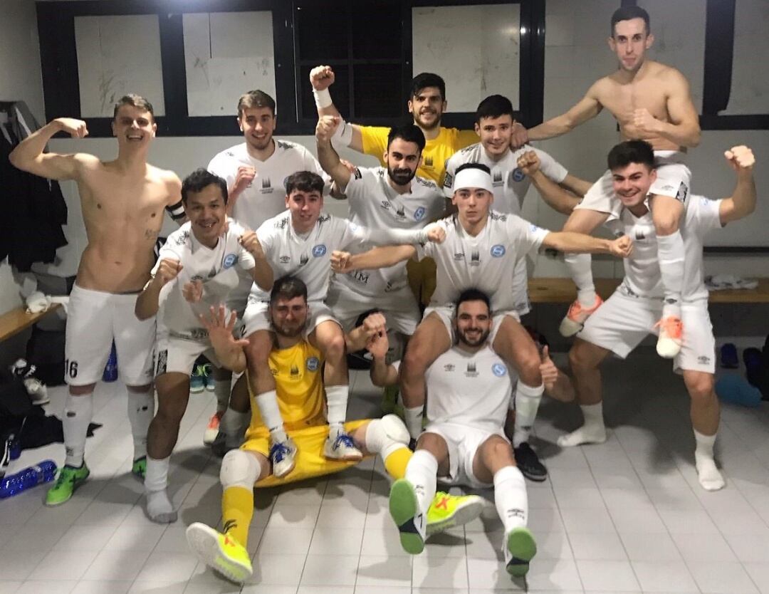 Los jugadores del Santaigo celebran en el vestuario el triunfo ante el Bisontes de Castellón