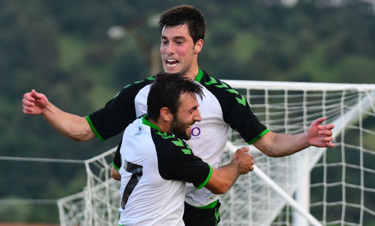 Jon Ander y javi Cobo, autores, juanto al joven Mendicute, de los goles del Racing ante el Barakaldo.