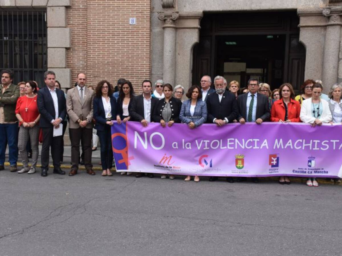 Minuto de silencio frente a la puerta del Ayuntamiento de Talavera