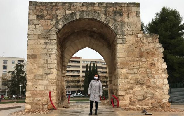 Pilar Zamora junto al Arco del Torreón