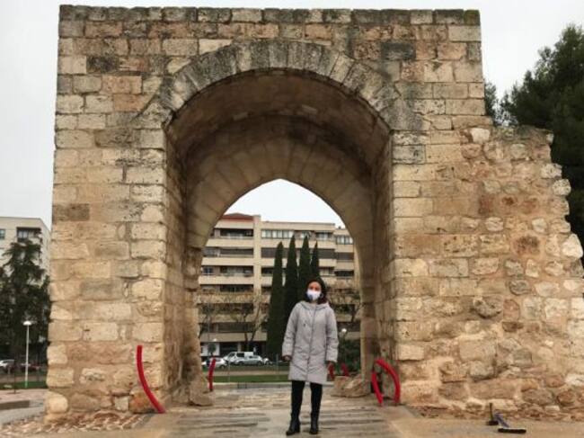 Pilar Zamora junto al Arco del Torreón