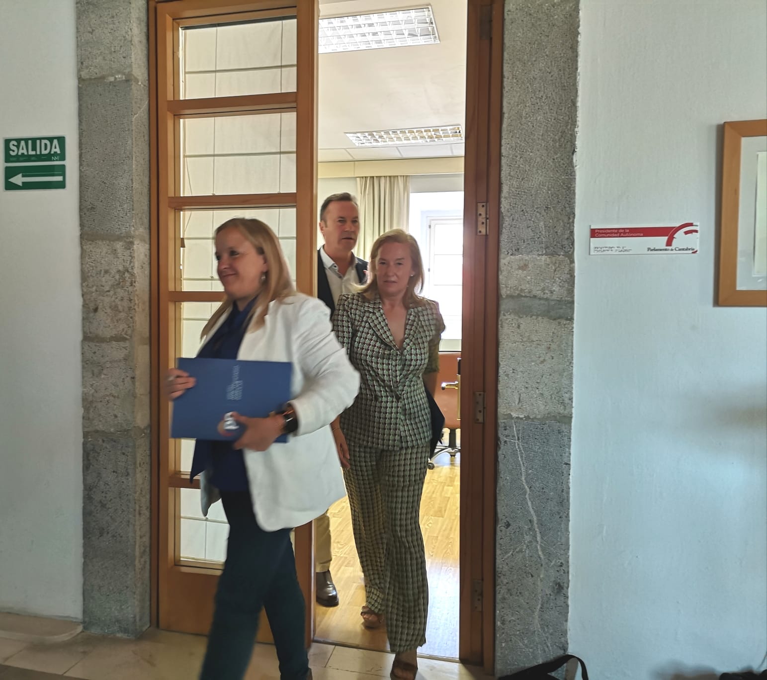 Isabel Urrutia, María José Gonzalez Revuelta y Guillermo Blanco abandonando la reunión entre PP y  PRC en el Parlamento de Cantabria.