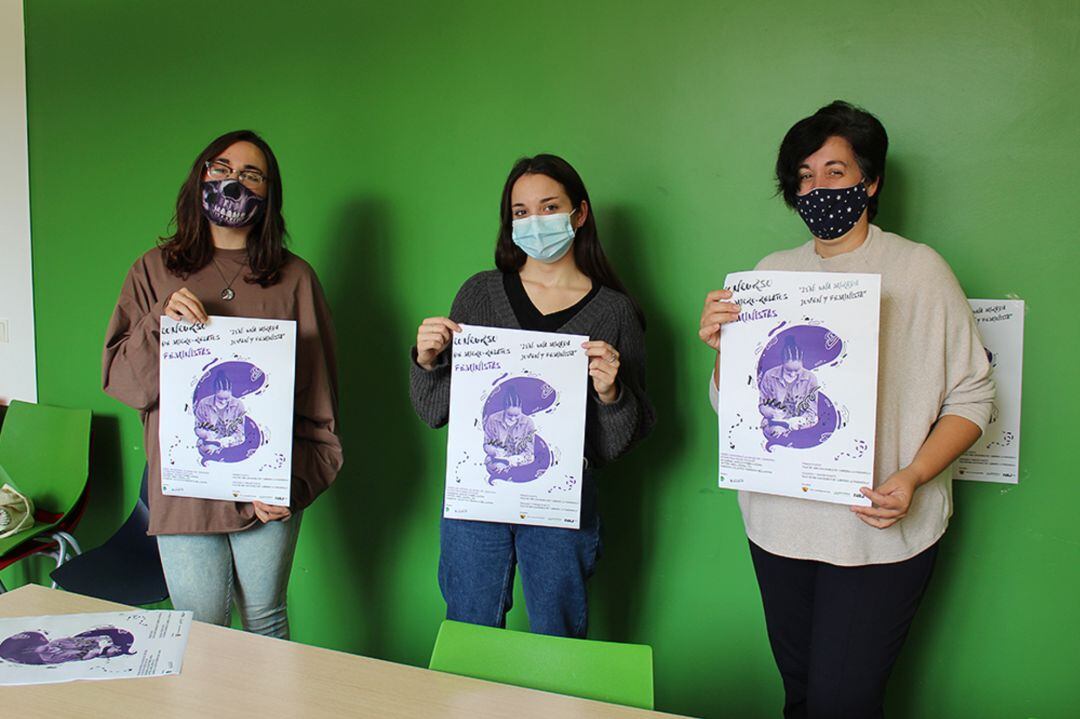 Organizadores con cartel del evento en Novelda