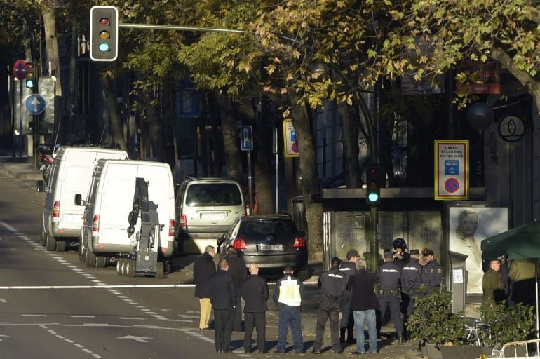 El cordón policial junto a la sede nacional del PP.