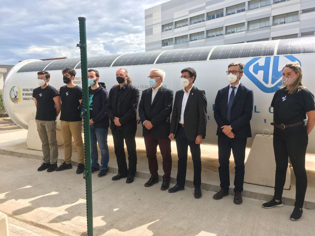 El equipo de Hyperloop de la UPV junto al alcalde de València y el Rector de la UPV