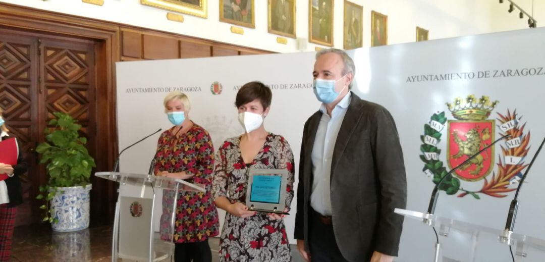 Ana Sánchez Borroy recoge el premio de la Asociación de Periodistas de Aragón, con su presidenta, Isabel Poncela, y el alcalde de Zaragoza, Jorge Azcón