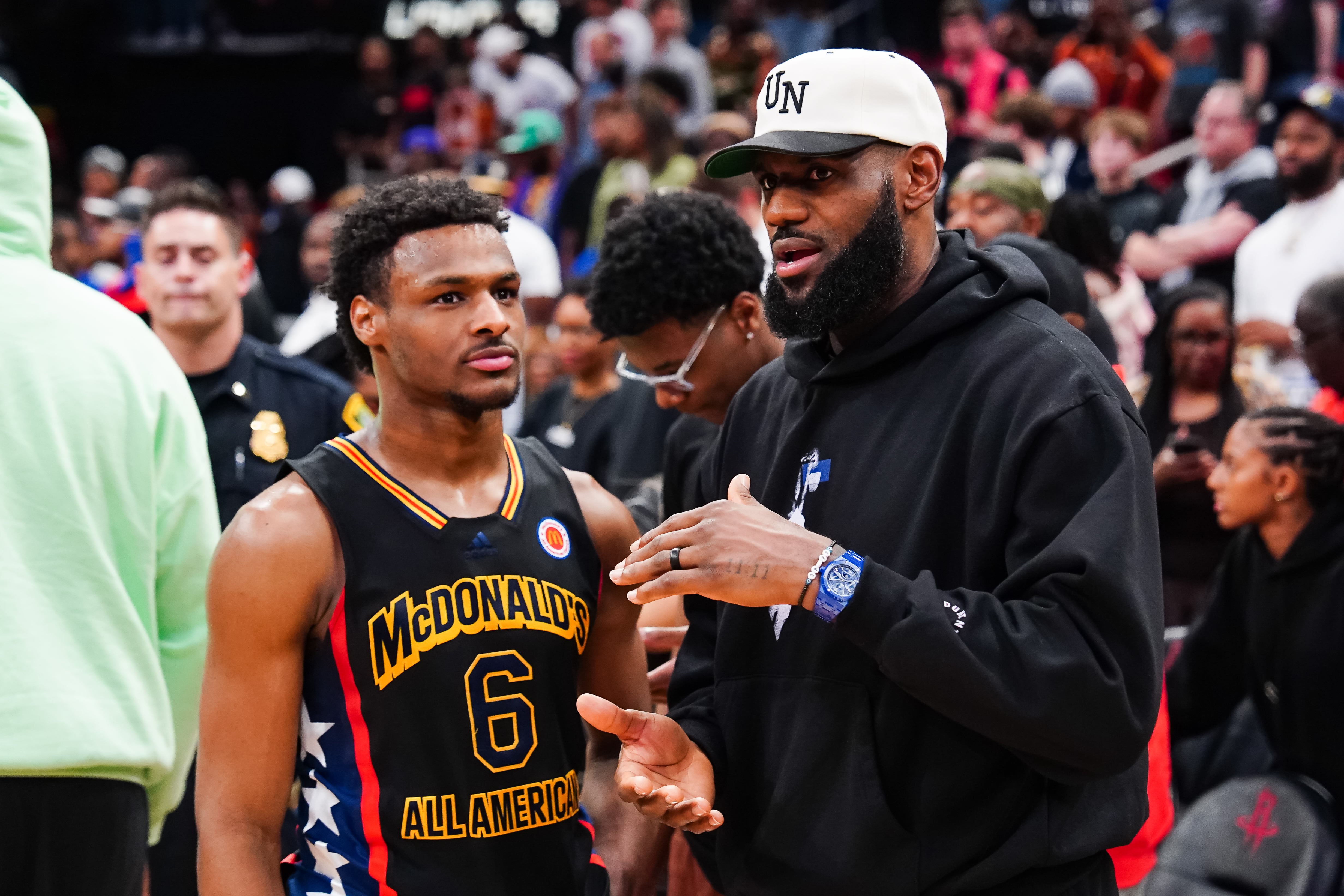 Bronny y LeBron James, tras un partido de esta temporada, el pasado mes de marzo.