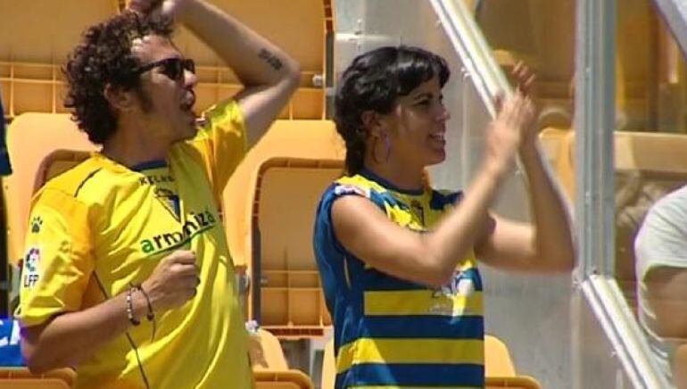 El alcalde de Cádiz, José María González, junto a la parlamentaria Teresa Rodríguez en las gradas del Nuevo Estadio Ramón de Carranza