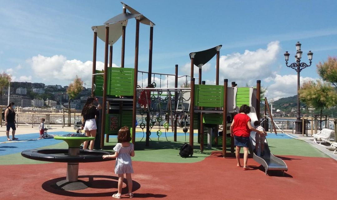 Niños jugando en el parque de Alderdi Eder en el primer día de apertura de estas instalaciones