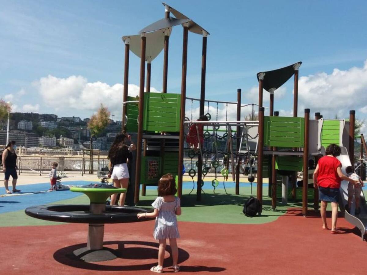 Los niños vuelven a los parques en Donostia
