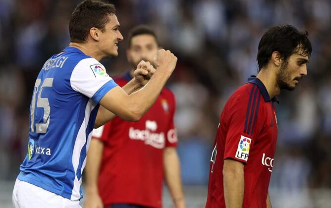 El defensa de la Real Sociedad Ion Ansotegi celebra el gol que ha marcado ante el Osasuna, el primero del equipo, durante el partido correspondiente a la duodécima jornada de Liga de Primera División.