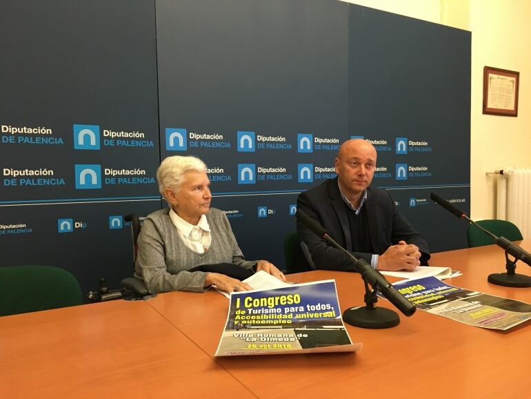 Luis Calderón, diputado del área de Turismo, acompaña a la vicepresidenta de COCEMFE, Asun Díaz en la presentación del I Congreso de Turismo para todos, accesibilidad universal y autoempleo