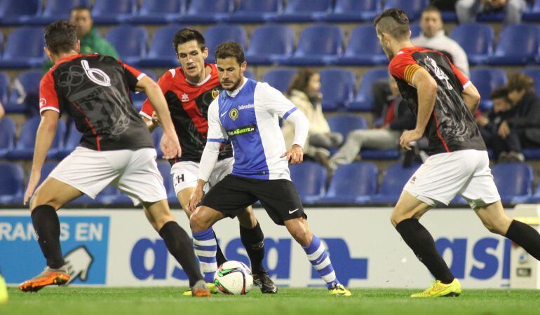 Gato rodeado de rivales