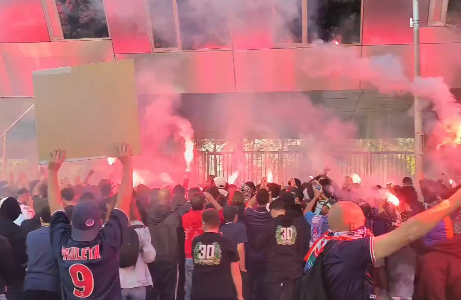 Los ultras del PSG piden la salida de Messi y la dimisión de la directiva del PSG