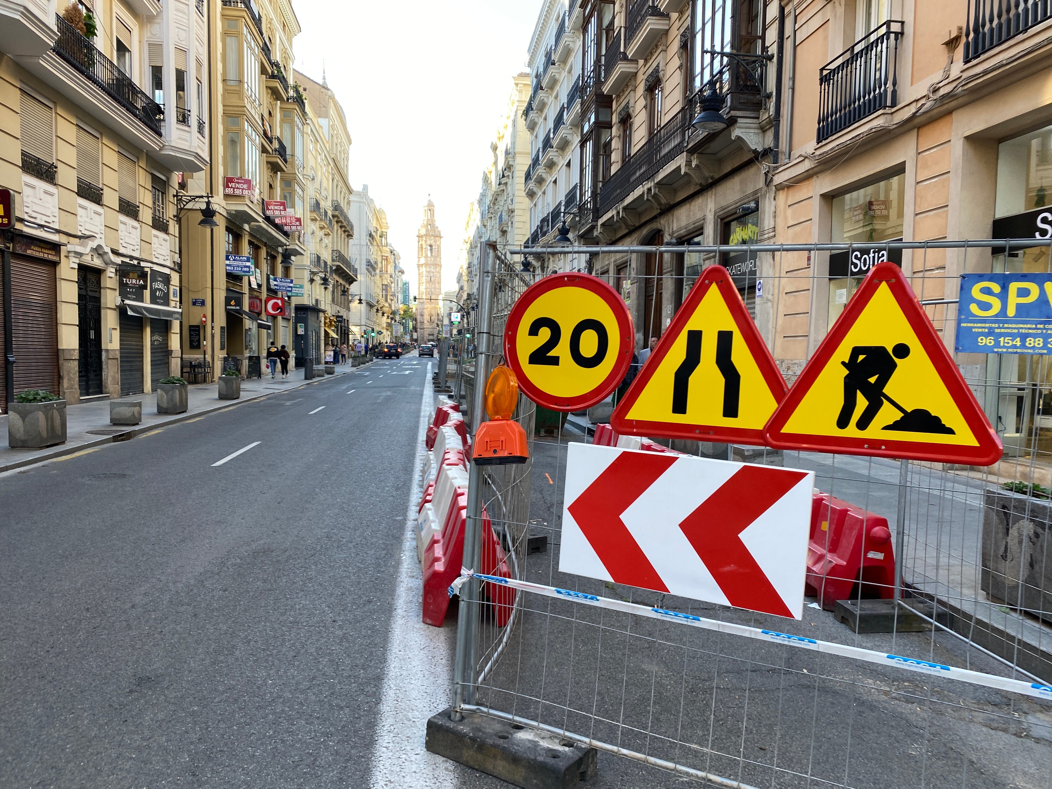 Obras de la calle de la Paz de València para mejorar el sistema de abastecimiento de agua.