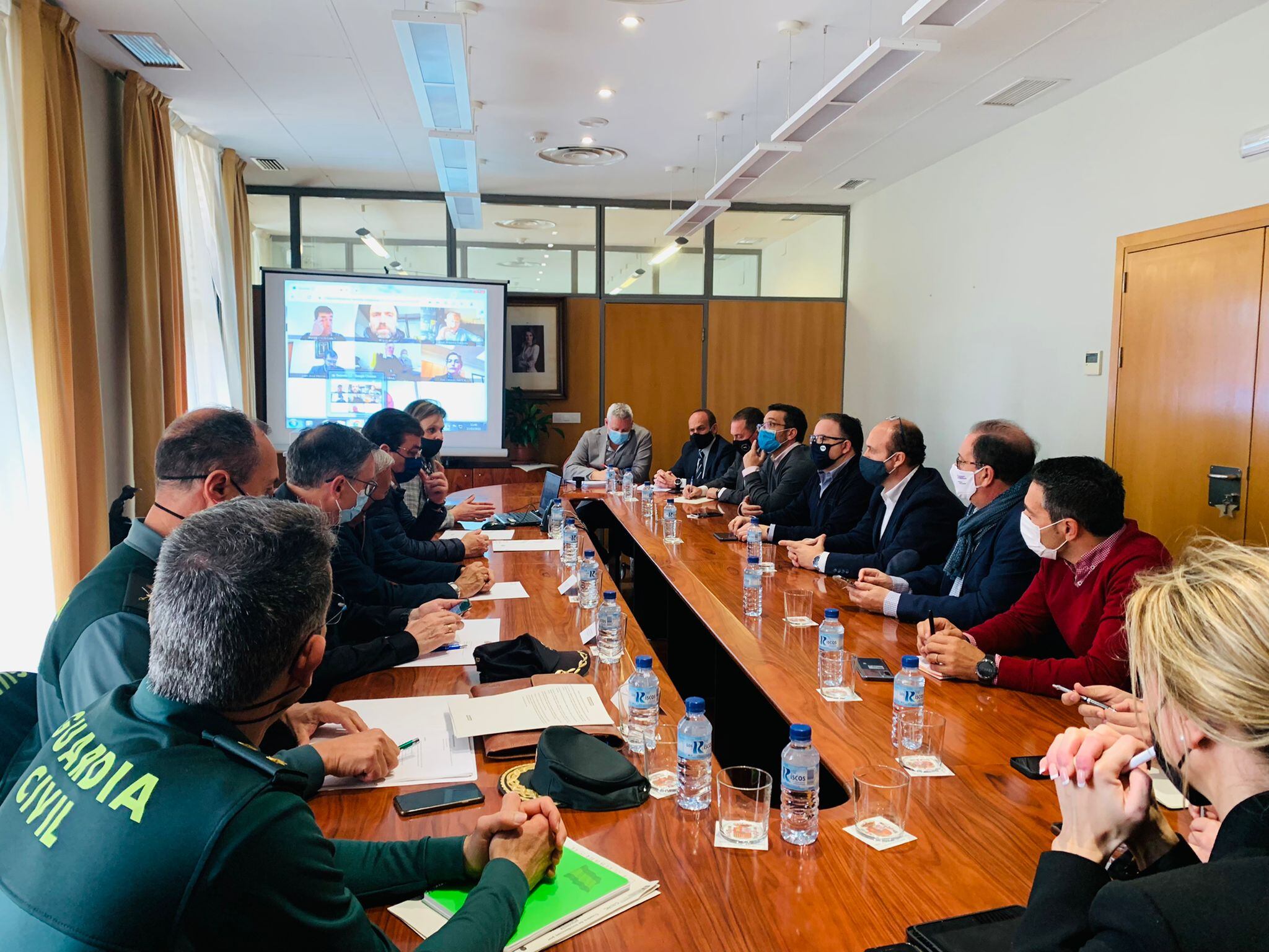 Reunión de Delegación del Gobierno con representantes de sectores afectados por la protesta de la plataforma de transportes, junto al presidente de la Junta de Extremadura, Guillermo Fernández Vara.