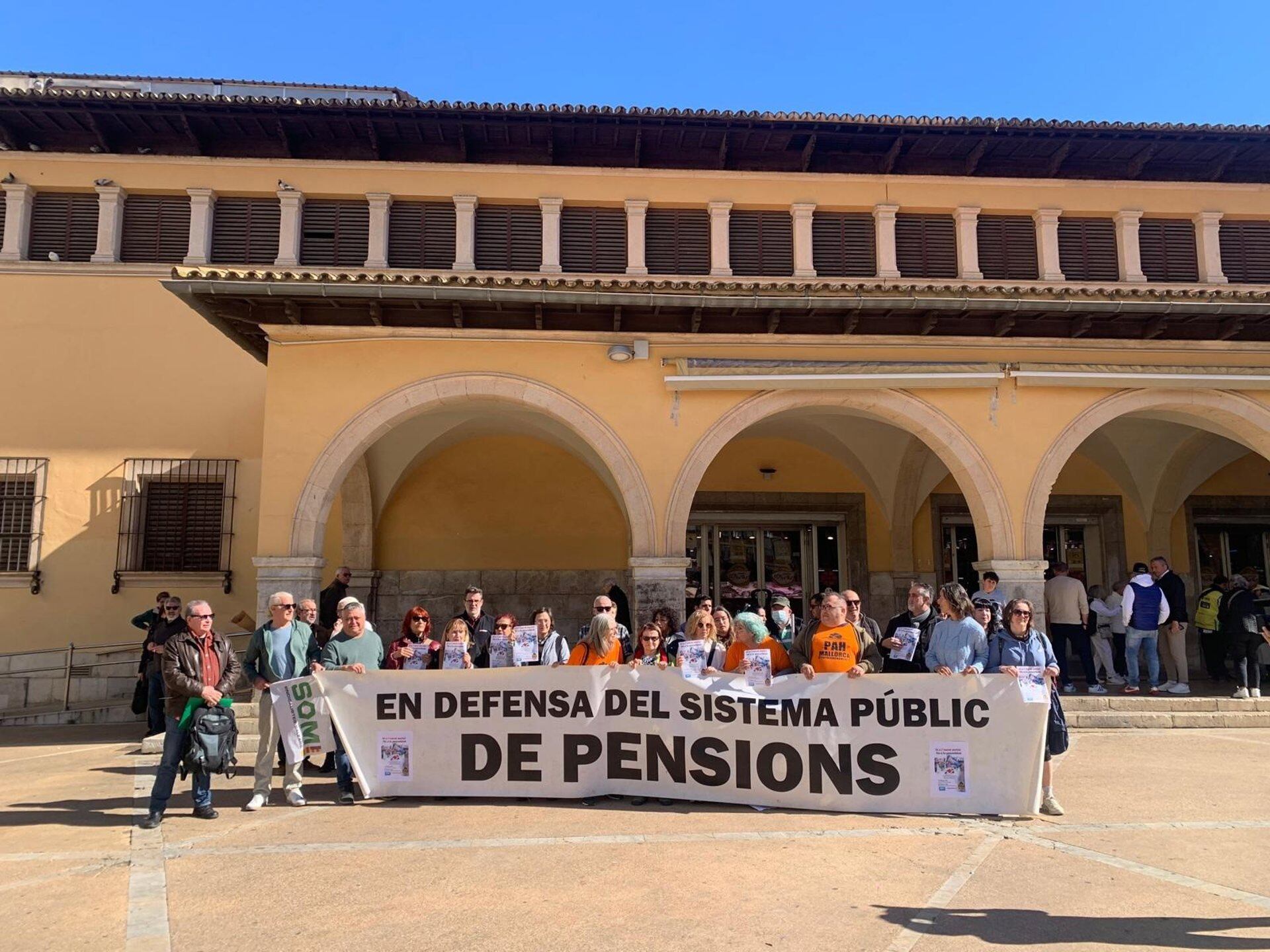 21/02/2026 Medio centenar de personas protestan en Palma por la caída del 'escudo social'SOCIEDAD 
