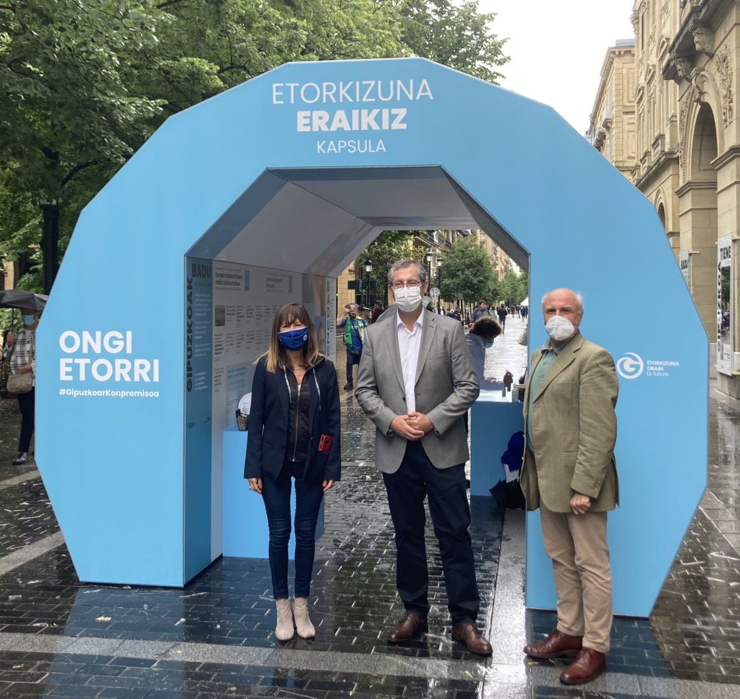 Markel Olano, este martes en la cápsula Etorkizuna Eraikiz, instalada frente a la sede de la Diputación