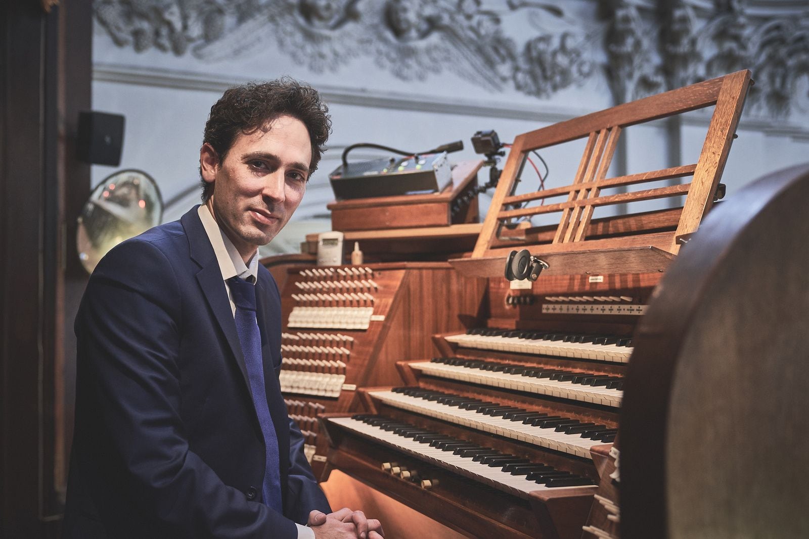 Vicent Dubois, l'organista titular de la catedral de Notre-Dame de París, en una imatge promocional.