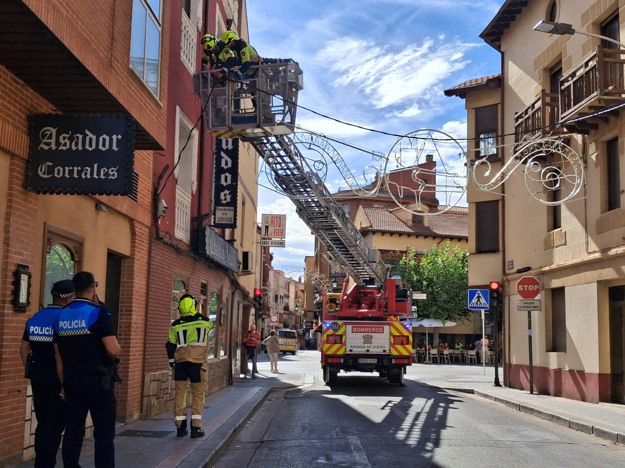 Los Bomberos acabaron por descolgar del todo el arco y asegurar el cable del tendido eléctrico