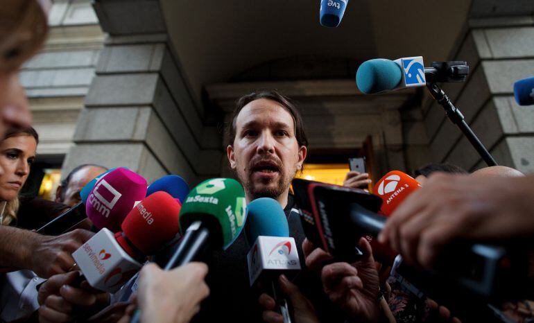 El líder de Unidos Podemos atiende a los medios tras el discurso de Rajoy