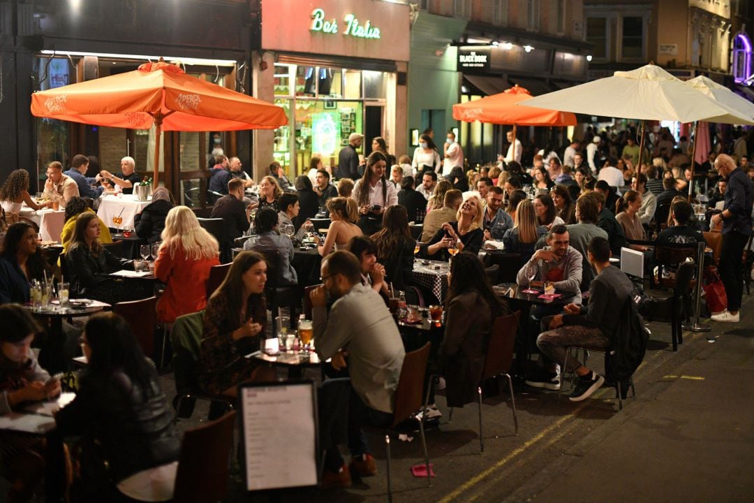 Gente en las terrazas de Londres, mientras el país registra unos 3.500 contagios diarios.