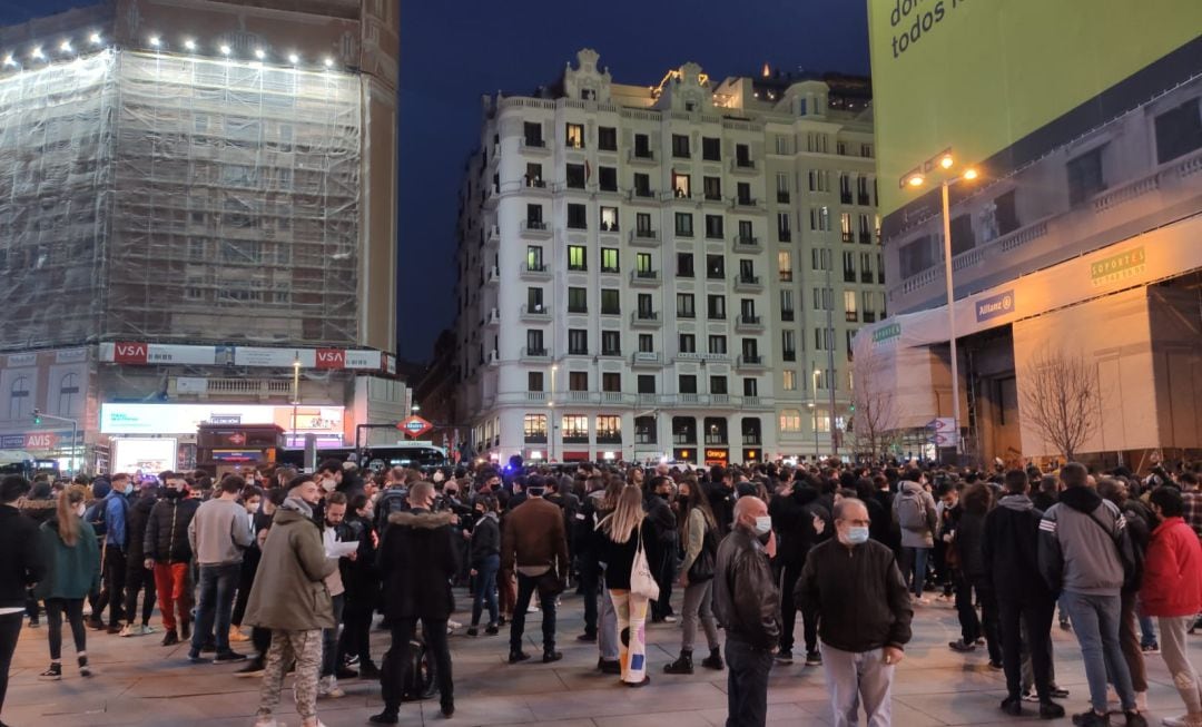 Los manifestantes en la plaza Callao a favor de Pablo Hasél.