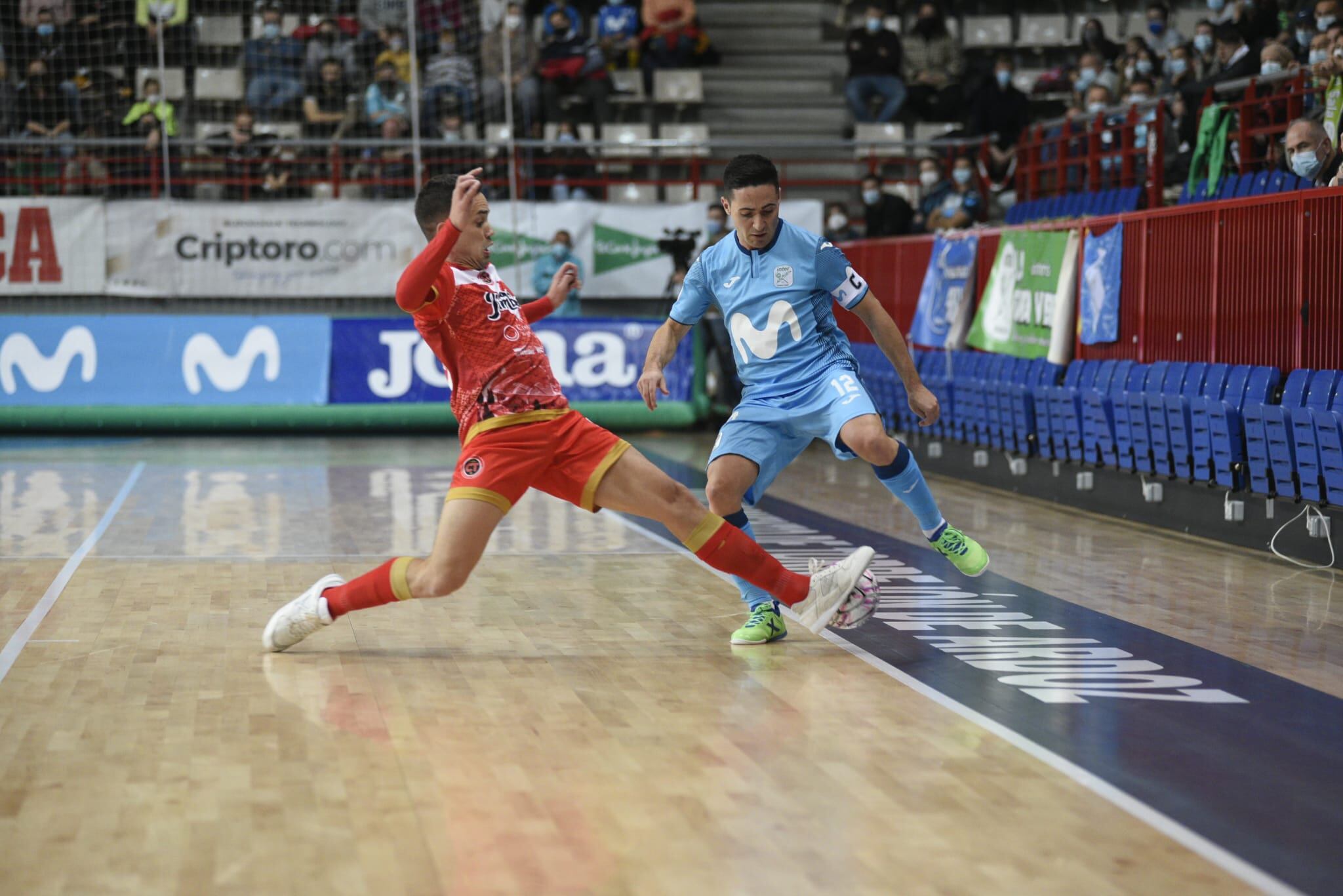 Jesús Izquierdo disputa un balón en el partido de ida