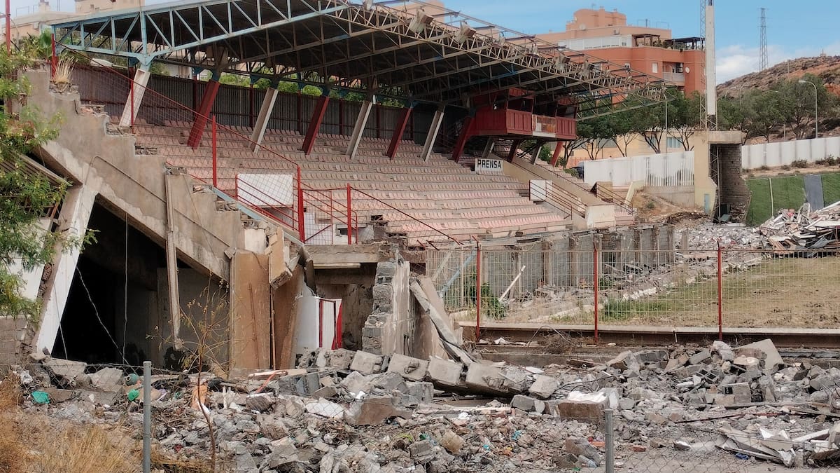 La despedida de un campo mítico de Almería