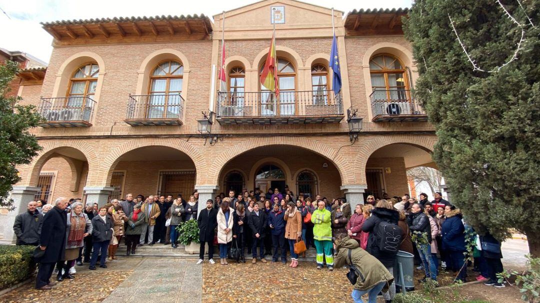 Vecinos de la localidad de La Puebla de Almoradiel, Toledo, guardan un minuto de silencio junto al ayuntamineto, tras confirmarse que la muerte de una mujer de 43 años, vecina de la localidad, es un caso de violencia de género, en La Puebla de Almoradiel