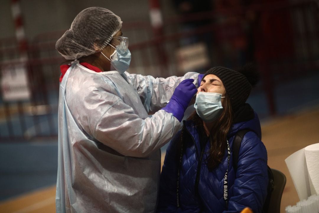 Un sanitario realiza test de antígenos de detección del covid, en una imagen de archivo