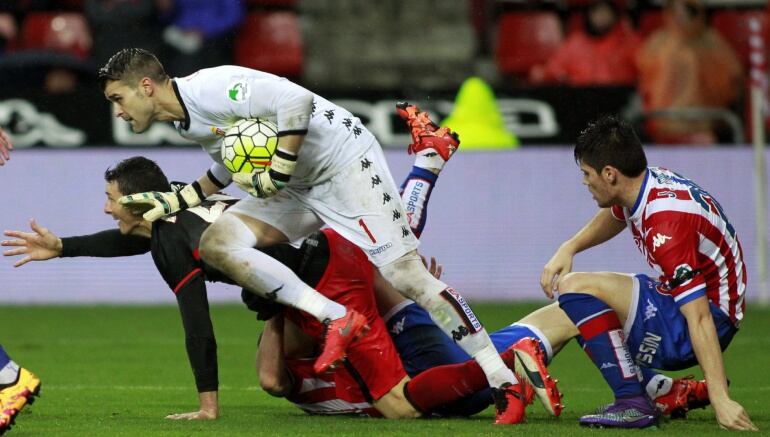 GRA288. GIJÓN, 06.03.2016.- Los jugadores del Sporting, el portero Cuéllar (c ) y Meré (d) ante el delantero del Athletic de Bilbao, Aritz Aduriz (i), durante el partido de la jornada vigésima octava de Liga de Primera División celebrado en el estadio del