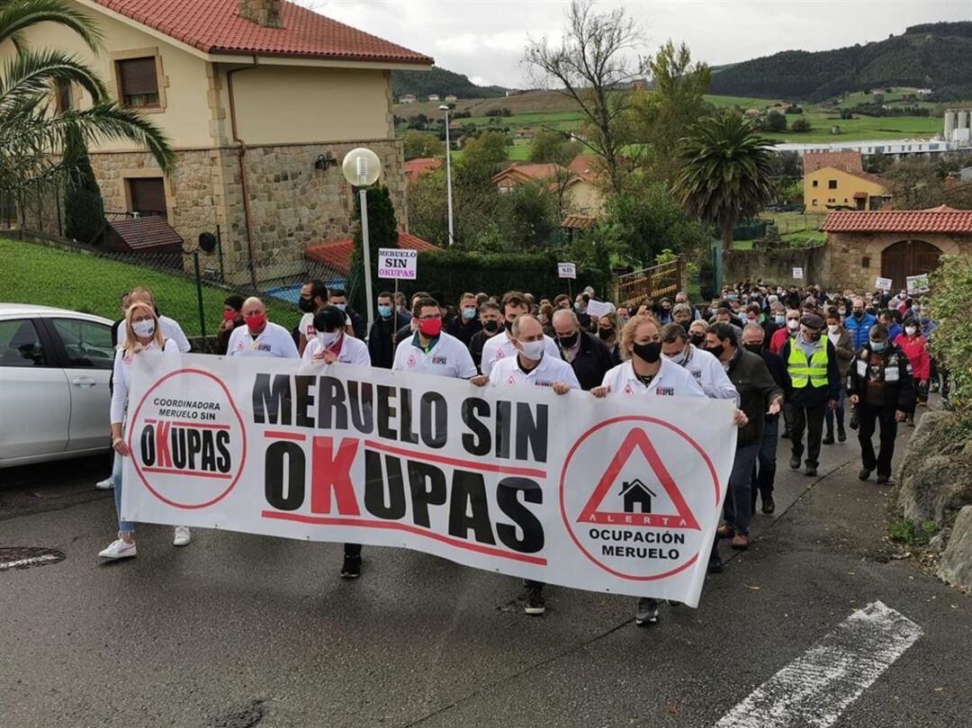 Vecinos de Meruelo manifestándose contra las Okupaciones ilegales.