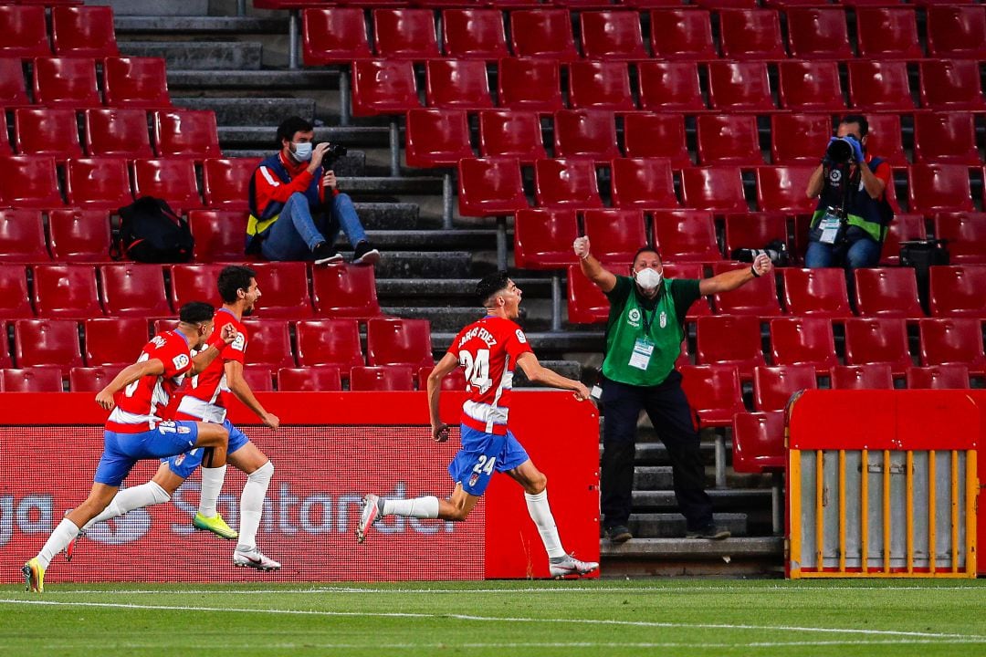 Carlos Fernández celebra uno de los goles anotados para el Granada