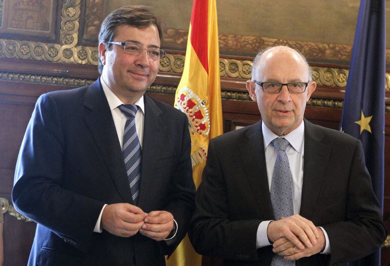 Cristóbal Montoro y Guillermo Fernández Vara momentos antes de la reunión que mantuvieron este lunes en Madrid