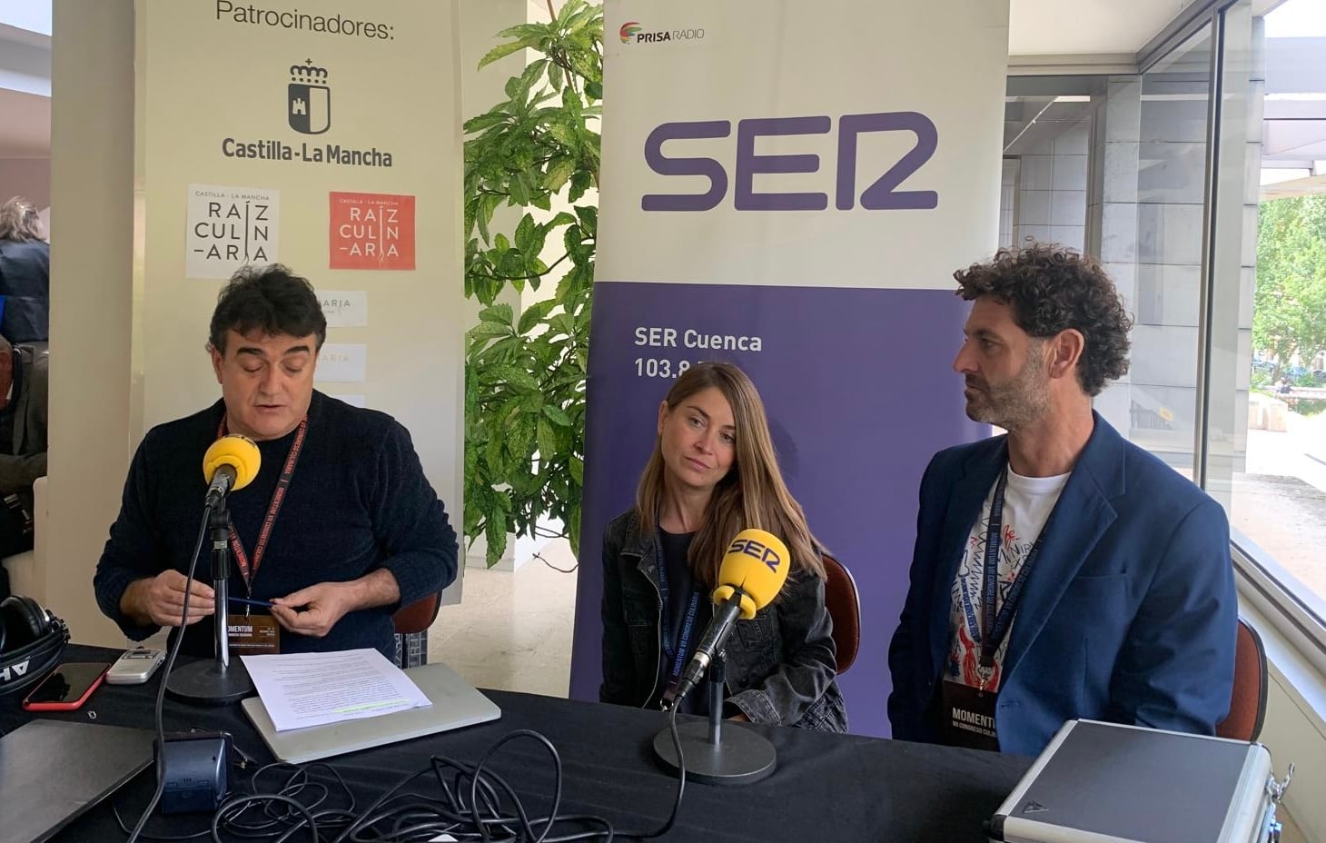 Paco Auñón (izq.), director y presentador de Hoy por Hoy Cuenca, entrevista a Lakshmi Aguirre y David Seijas.