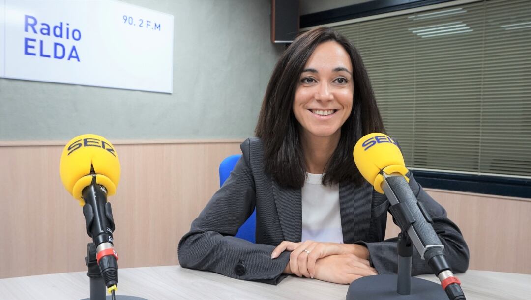 La baogada Celia Carbonell en el estudio de Radio Elda